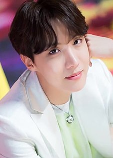 J-Hope nga prapaskenat e videos muzikore e grupit të tij, BTS - "Boy With Luv"