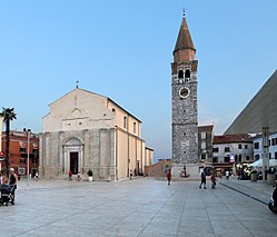 Umag főtere a plébániatemplommal és a harangtoronnyal