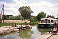 Hausboot EauVive 930 bei der Einfahrt in eine Schleuse