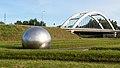 Lochem, l'œuvre d'art et le pont sur le Twenthekanaal, à la sortie de la commune