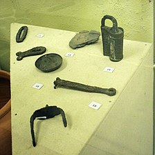 Artefacts du site de Krapivena : 11. Croix ; 12. Moule de fonderie pour la fabrication de pendentifs ; 13. Coupe en cuivre pour les balances ; 14. cadenas ; 15. serrure à clé ; 16. Pic à glace. Culture russe ancienne, 10e-13e siècles. Provenant des fonds du Musée d'histoire et d'art Chebekino