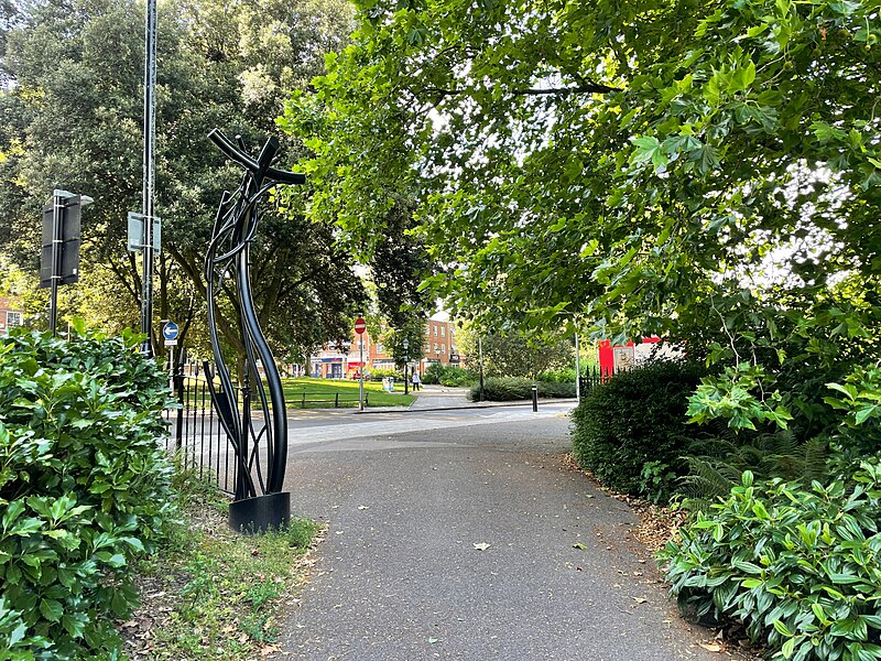 File:Entrance to Houndwell Park - geograph.org.uk - 6915110.jpg