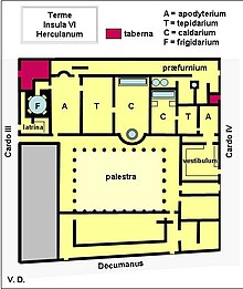 plan, cour centrale en jaune clair entourée de pièces