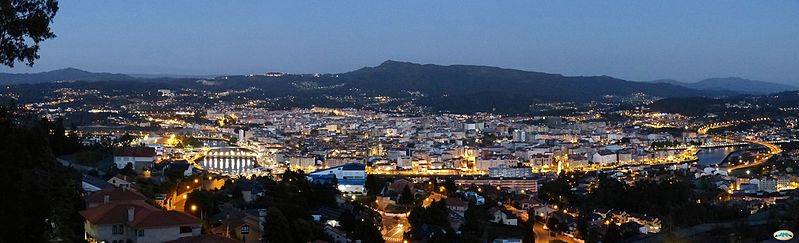 File:Pontevedra-Panorama de noche (9136213864).jpg