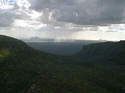 Letní dešťová přeháňka mezi masívem Erongo a Spitzkoppe