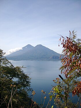 Vue de l'Atitlán masqué par le Tolimán