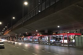 Night view of Longhai Expressway (near Qinling Road, with a station of Zhengzhou BRT under the elevated road.)