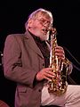 Bud Shank in 2006 (Foto: Daniel Shen) overleden op 2 april 2009