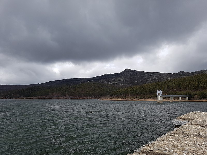 File:Embalse de navamuño con vista del espigón de seguridad.jpg