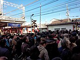 初詣客で混雑する駅前（2016年1月）