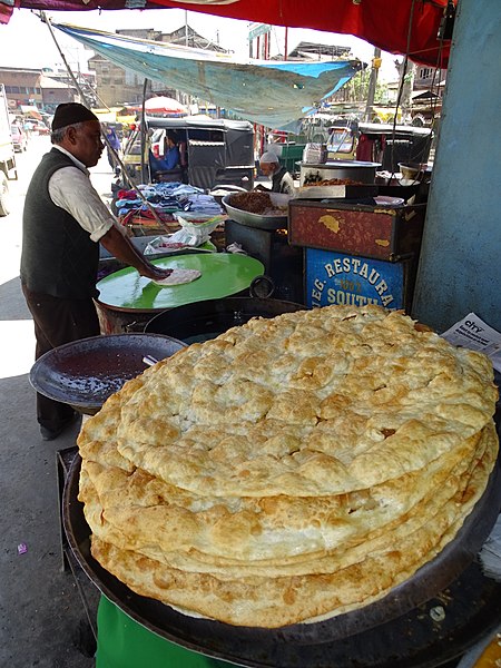 File:Puris (Kashmiri Fried Bread) with Vendor - Old City - Srinagar - Jammu & Kashmir - India (26564862530).jpg