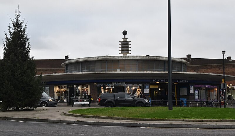 File:Southgate Station - geograph.org.uk - 6666880.jpg