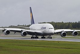 Airbus A380 w starym malowaniu linii Lufthansa na płycie Portu lotniczego Sztokholm-Arlanda