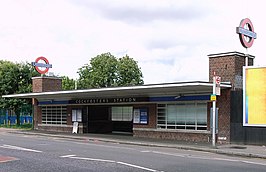 Het stationsgebouw aan Cockfosters Road