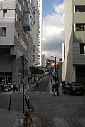 Vue du prolongement en 2015. L'immeuble de gauche est le 49, rue Saint-Blaise, partiellement démoli. Une nouvelle façade a été créée (percement de fenêtres et traitement architectural) donnant sur la rue, contrairement à l'immeuble d'en face qui présente un mur aveugle à la rue.