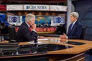 la politikisto John Kerry antaŭ intervjuo en 2015