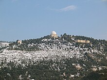 Vue de l'observatoire de Nice en haut de sa colline enneigée.