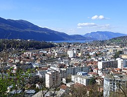 vue en couleurs sur une ville depuis un belvédère.