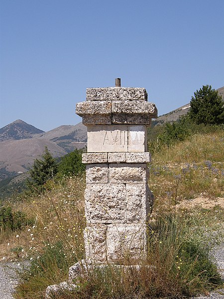 File:Calascio dintorni 01(RaBoe).JPG