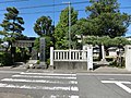 入口は別々である。（左：炎天寺、右：六月八幡神社）