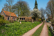 Een aantal huizen van 't Stort langs het onverharde pad van het gehucht