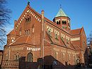 Katholische Kirche St. Peter und Paul mit Pfarrhaus und Mauer