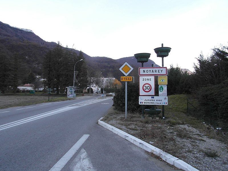 File:Entrée de Noyarey.jpg