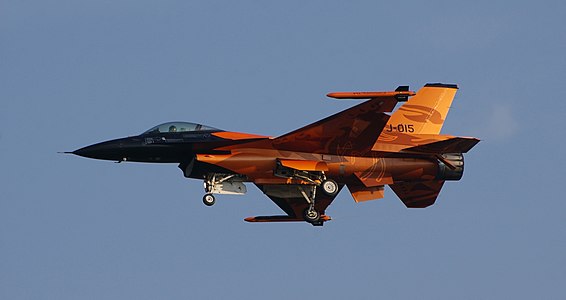 F-16 Solo Display Team, by Łukasz Golowanow (edited by Julia W)