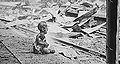 Enfant chinois pleurant dans les décombres de Shangaï après le bombardement de la ville par l'aviation japonaise en 1937.