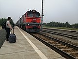 広軌化後のヌィーシュ駅に到着する2М62形ディーゼル機関車牽引の旅客列車（2021年）