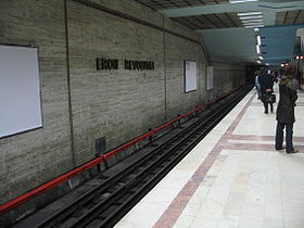 À gauche une voie et à droite le bord du quai central