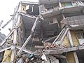 Edificio in cemento armato con gravi danni strutturali. Hanno ceduto in gran parte le giunzioni fra pilastri e travi. Terremoto del Sichuan (Cina) del 2008.