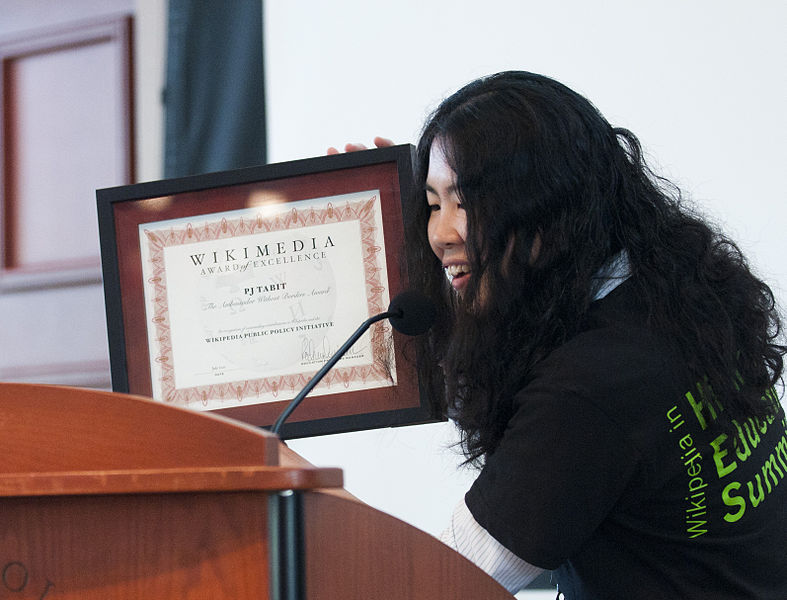 File:Annie Lin giving award to PJ Tabit.jpg