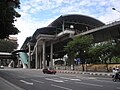 Stasiun LRT Bandaraya salah satu contoh stasiun yang bertingkat di atas tingkat tanah.