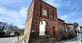 Carisio VC, porta cittadina resti antico castello.jpg