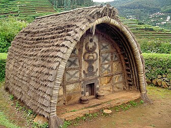 Grande hutte de la tribu Toda, à Nilgiris en Inde. (définition réelle 1 280 × 960*)