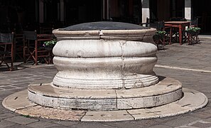 Well head in Campo Sant'Aponal in Venice.