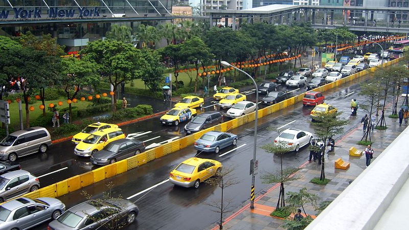 File:2008TIBE Day5 Song-chih Road in raining-1.jpg