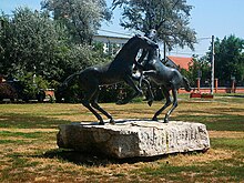 Statues de poulains jouant entre eux