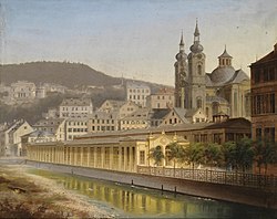 Za Vřídelní kolonádou část budovy Vřídelních lázní, v pozadí kostel sv. Máří Magdaleny, kolem roku 1870