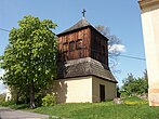 Houten klokkentoren bij het kerkhof