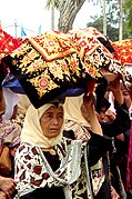 Minangkabau žene nose tanjire sa hranom na ceremoniju