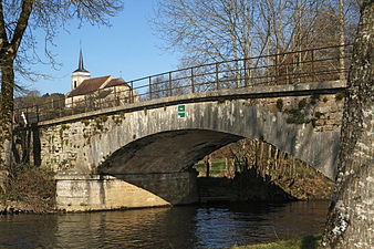 Pont de la route de Givry sur la Cure et église Saint-Jacques-le-Majeur. Vue vers le Nord-ouest.