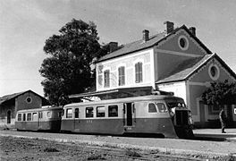 Un autorail Billard à l'arrêt avec sa remorque en 1958.