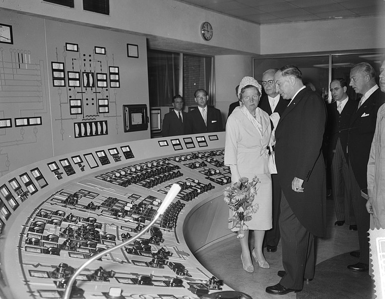 File:Koningin Juliana opent een electrische centrale op de Lage Weide te Utrecht, Har, Bestanddeelnr 910-5248.jpg