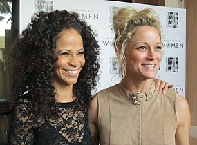 Sherri Saum et Teri Polo dans les rôles de Lena et Stefanie Adams Foster.