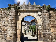 Vista de la porta Nova desde los extramuros, Ribadavia, Galicia.jpg