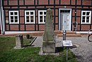 Halbmeilenobelisk, vor dem Haus