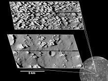 Vue agrandie de la lune, montrant deux exemples d'endroit à la surface où le nombreuses aspérités sont observables.