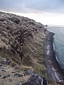 Près de la Pointe au Sel, l'empilement des coulées basaltiques est bien visible sur la falaise côtière.